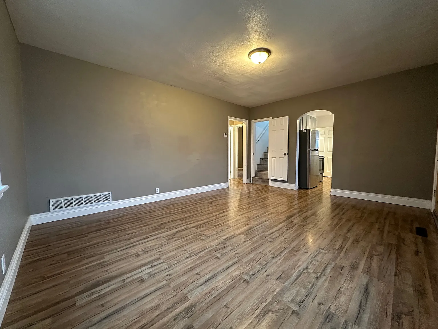 5 bed, 2300 sqft, $2,350 — Photo 3