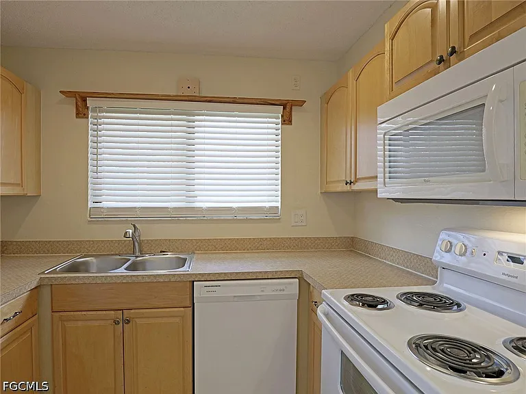 1420 Park Shore Cir #3 — Photo 5