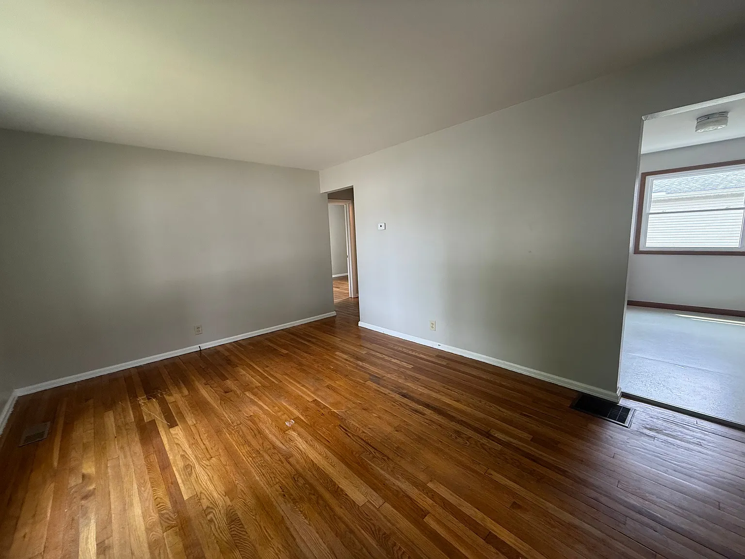 3 bed, 1.0 bath, 1204 sqft, $1,350 — Photo 3