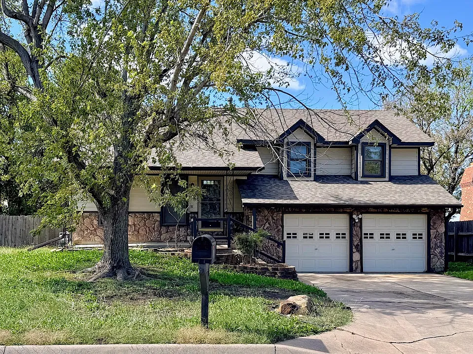 1913 S White Oak Dr