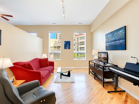 3rd image of 689 N Milwaukee Ave APT 2