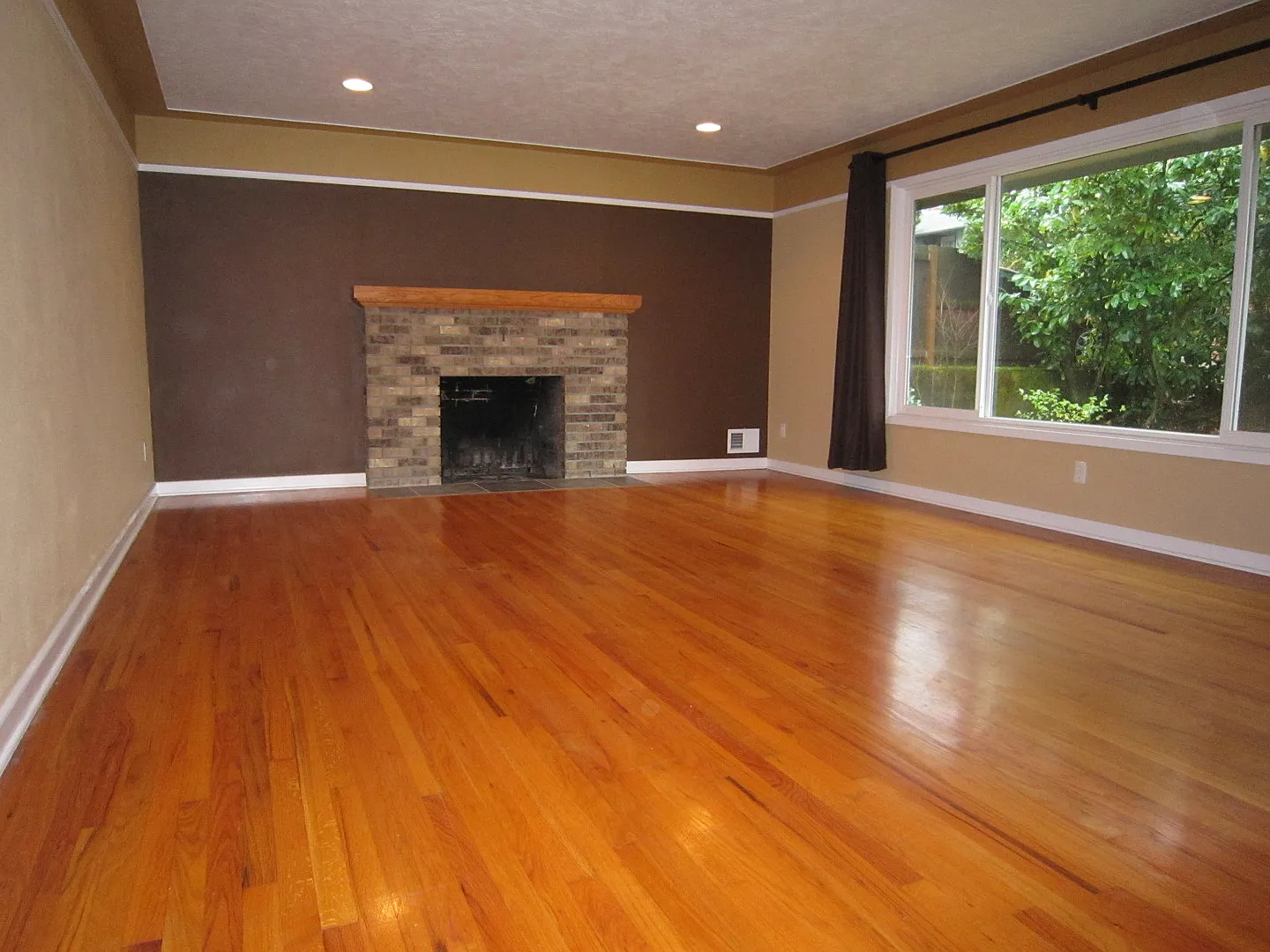 Three Bedroom with Hardwood Floors and Fireplace — Photo 3
