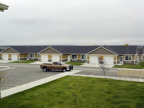 3rd image of 925 Yellowjackets Way Unit 4