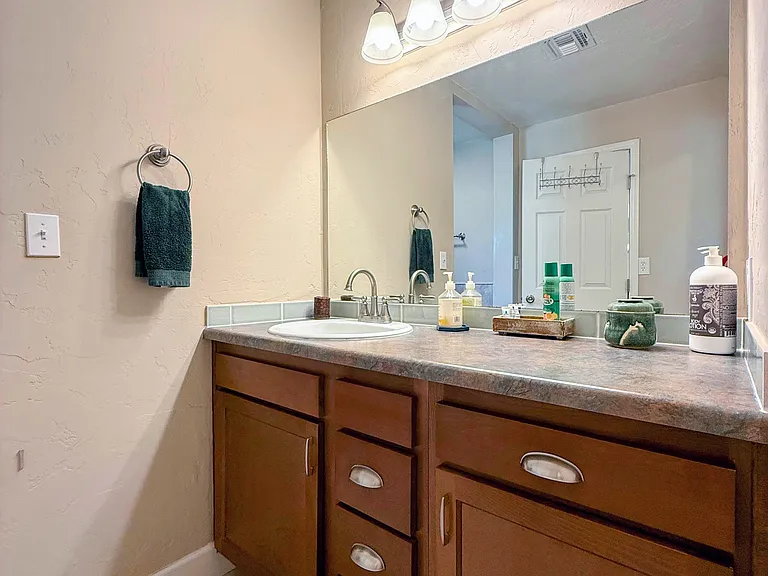 Full bathroom 2 with shower