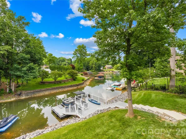 2474 Green Point Ln, Denver, NC 28037