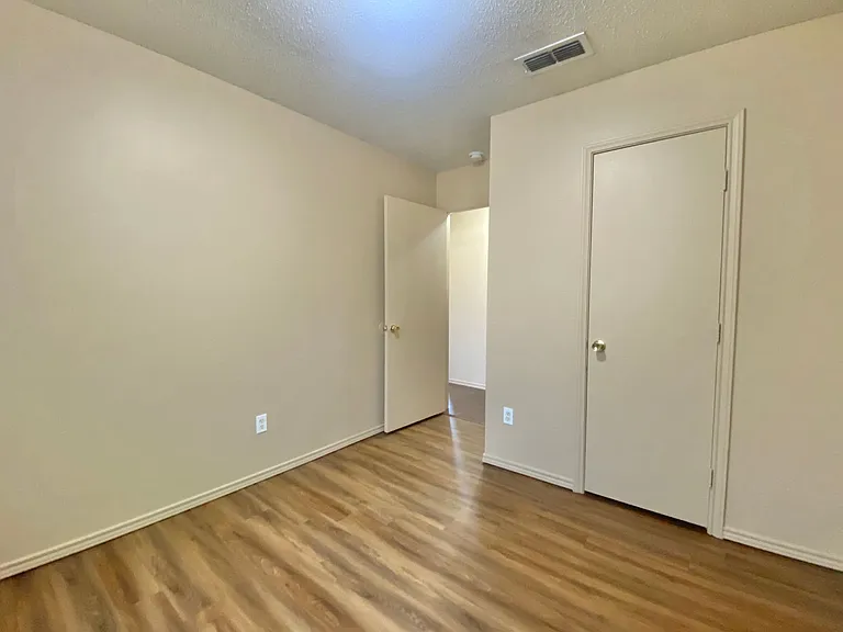 3318 Itasca St — Photo 9