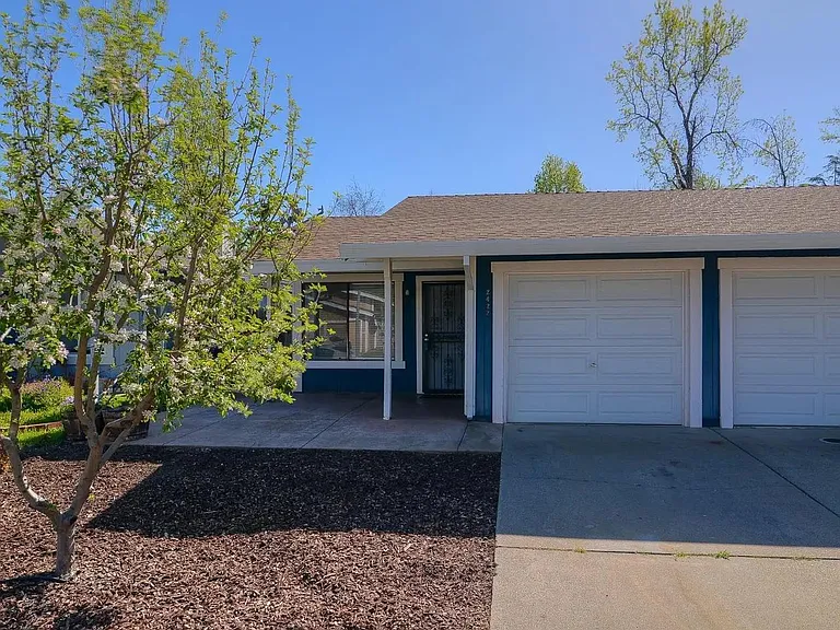 2422 Camino Garden Way — Photo 2