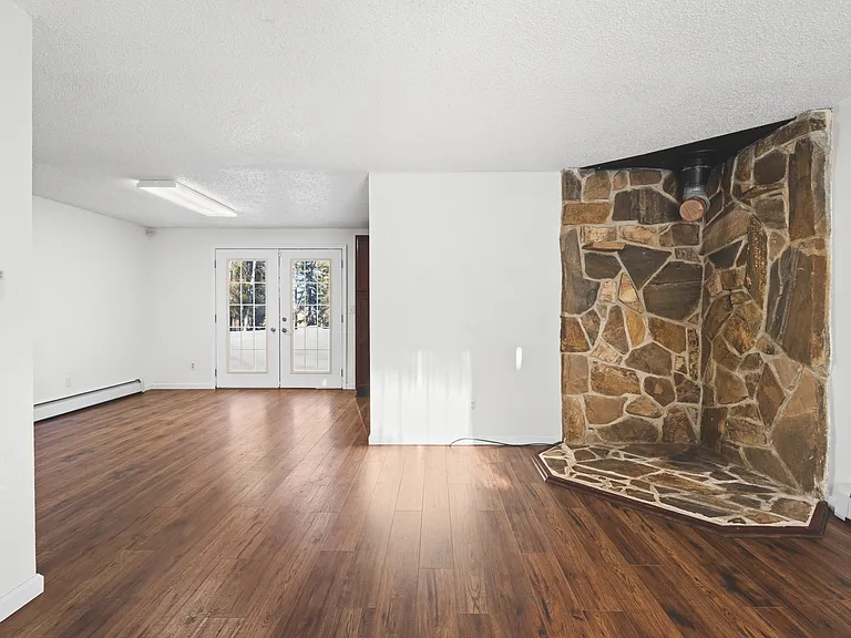 942 Ridgetop Rd — Photo 2
