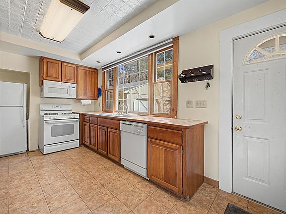 4th image of 48 Bradford Road