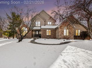 8620 Southridge Dr, Howell, MI 48843