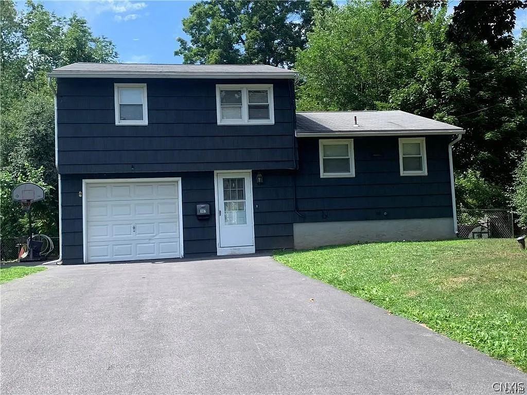 3 bed, 1.0 bath, 1137 sqft, $2,200 — Photo 2