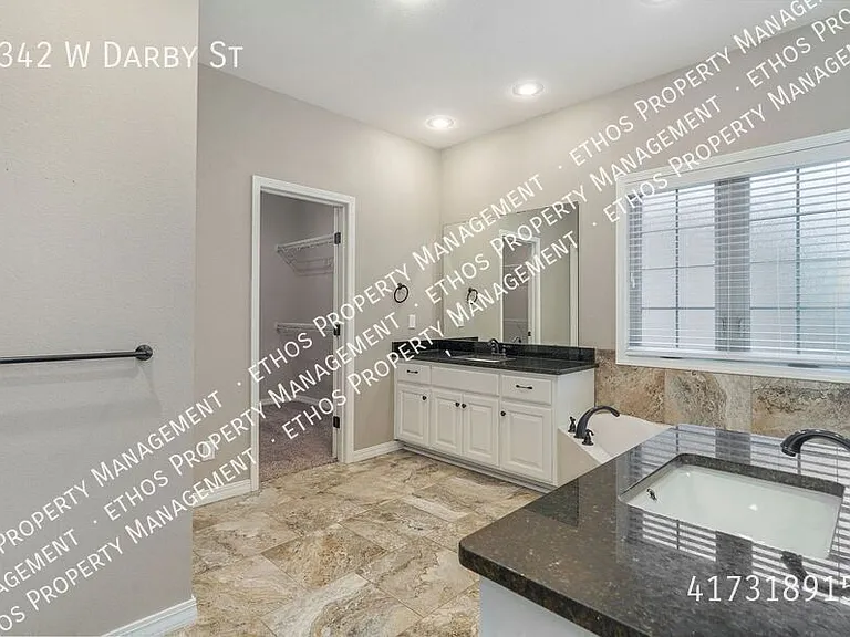 2342 W Darby St — Photo 26