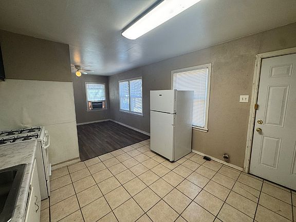 4th image of 2118 33rd St APT B
