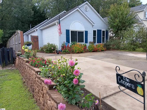 20 Lantern Ln, Greer, SC 29651