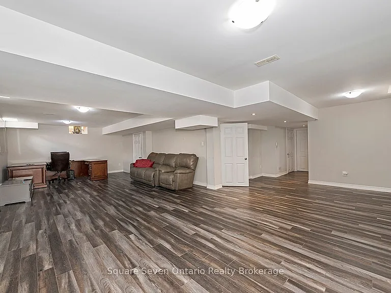 2147 Vineland Cres — Photo 44