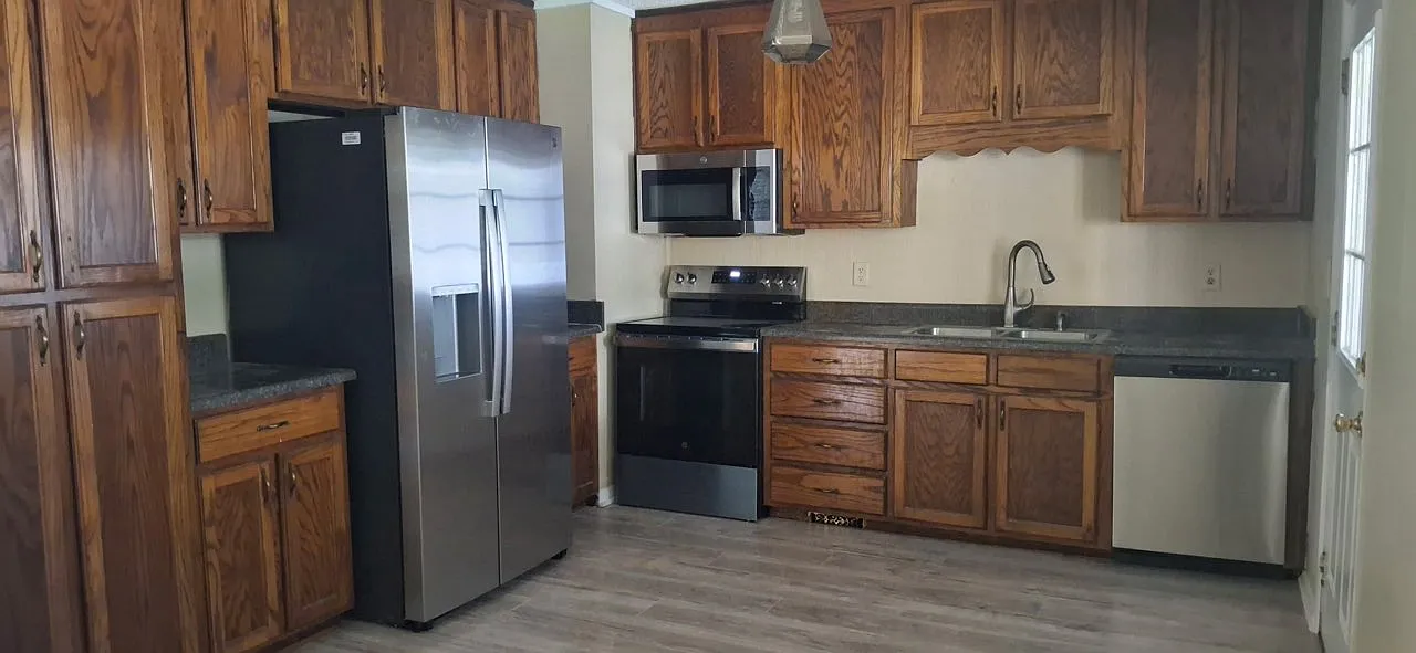 4 bed, 1984 sqft, $2,195 — Photo 2