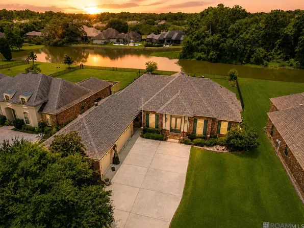 12421 Oak Alley Dr, Geismar, LA 70734