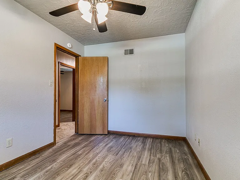 212 S Mercedes Dr — Photo 11