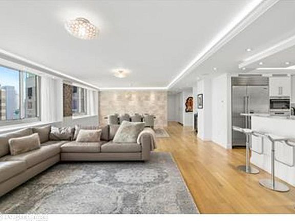 5th image of 30 W 63rd St APT 32T