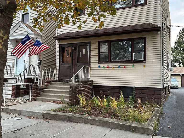 36 Humphrey Ave — Photo 1