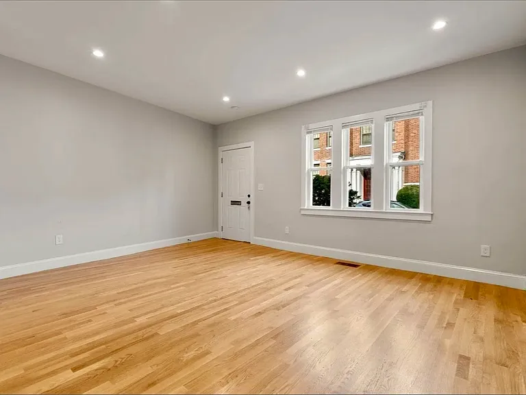 129 Sutherland Rd — Photo 5