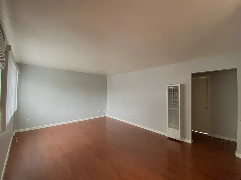 Lone Pine Apartments — Photo 37