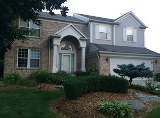 957 Hidden Creek Dr, South Lyon, MI 48178