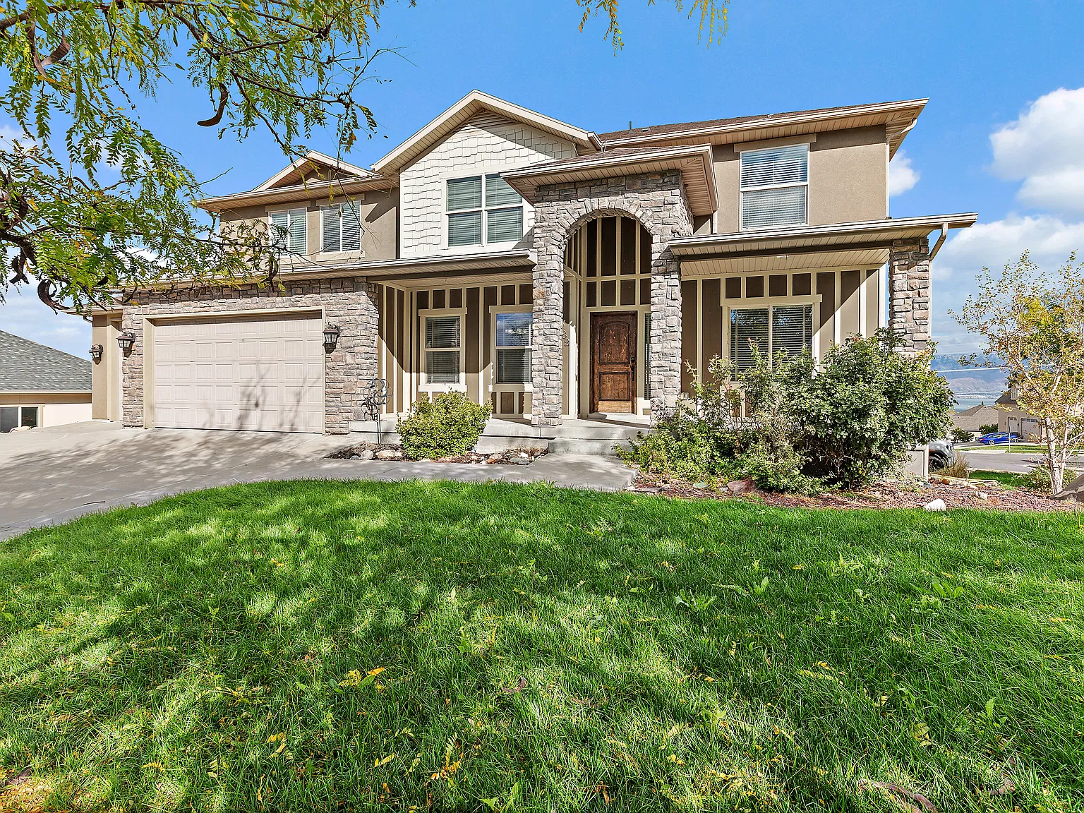 8 bed, 5800 sqft, $5,300 — Photo 1