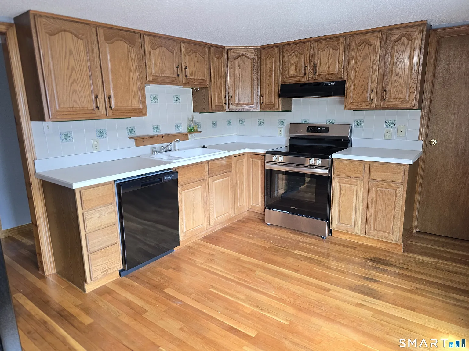 2 bed, 1.0 bath, 2424 sqft, $1,750 — Photo 4
