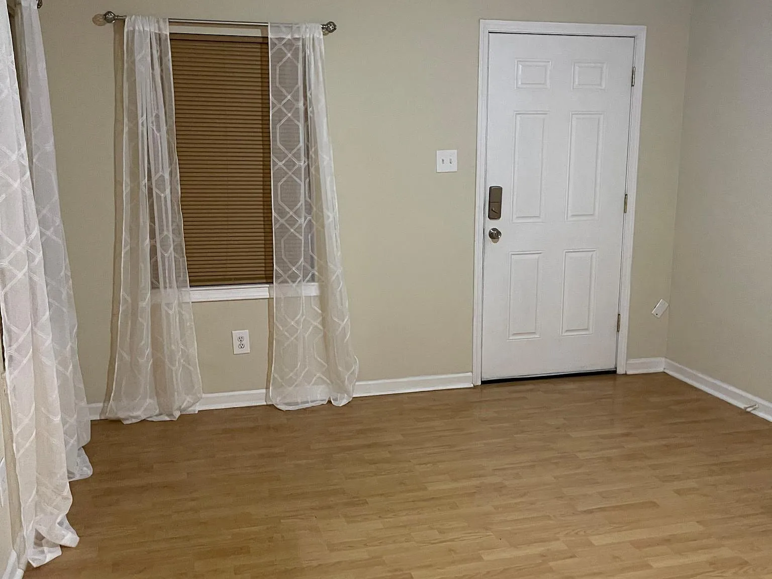 3 bed, 1.5 bath, 1300 sqft, $1,600 — Photo 3