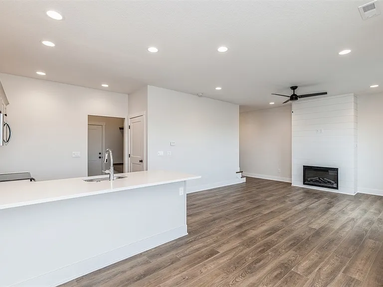 915 Henryson St — Photo 8