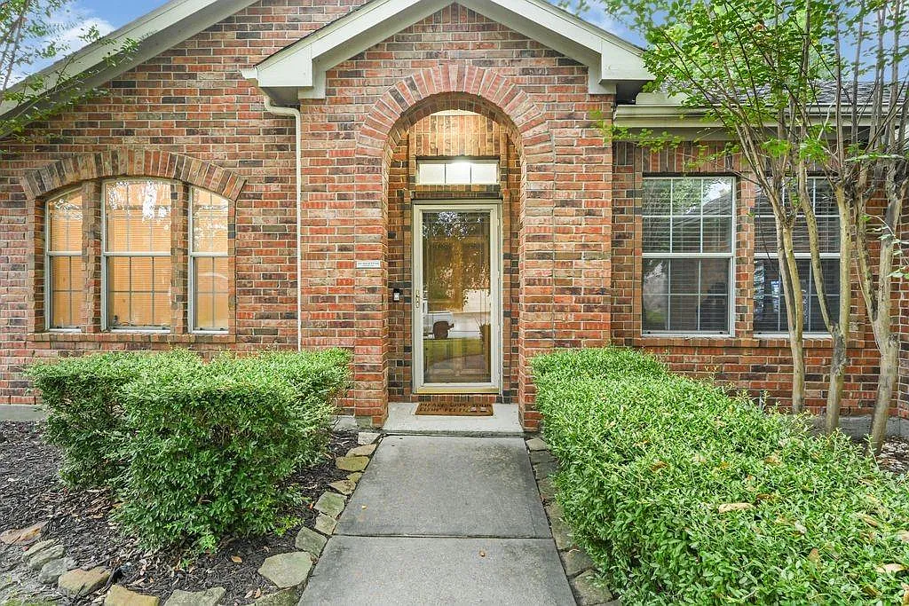 3 bed, 2.0 bath, 2325 sqft, $2,400 — Photo 1