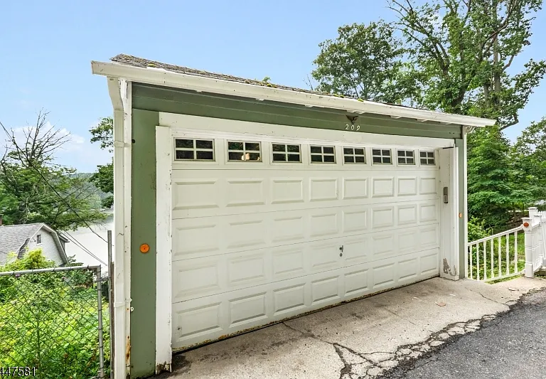 209 Hudson Ave — Photo 29