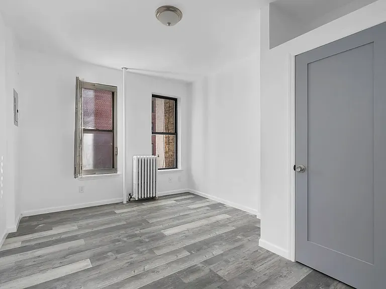 446 W 46th St #2 — Photo 4