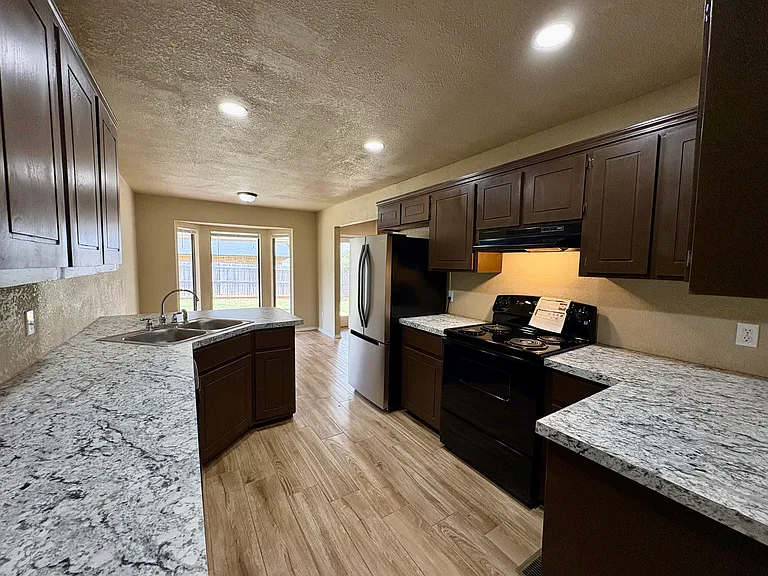 224 Oak Tree Ln — Photo 4