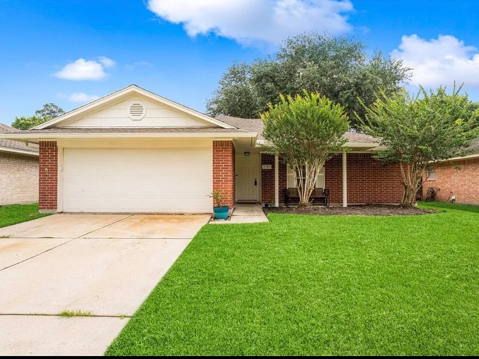 2307 Old Oak Ln