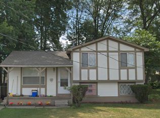 1067 Bangor Rd, Waterford, MI 48328