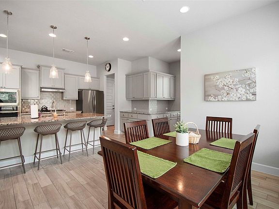 4th image of 231 Village Oak Dr