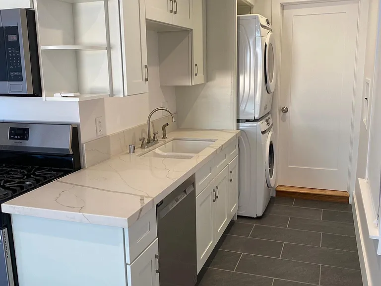 EXPANSIVE QUARTZ COUNTERTOPS
