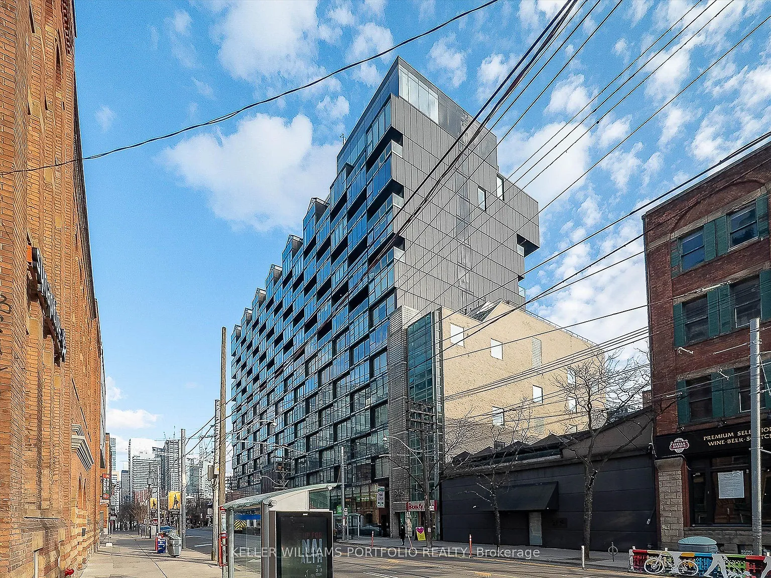 629 King St W — Photo 1