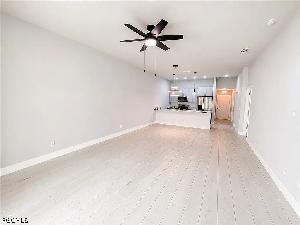 3 bed, 2.0 bath, 1400 sqft, $2,000 — Photo 3