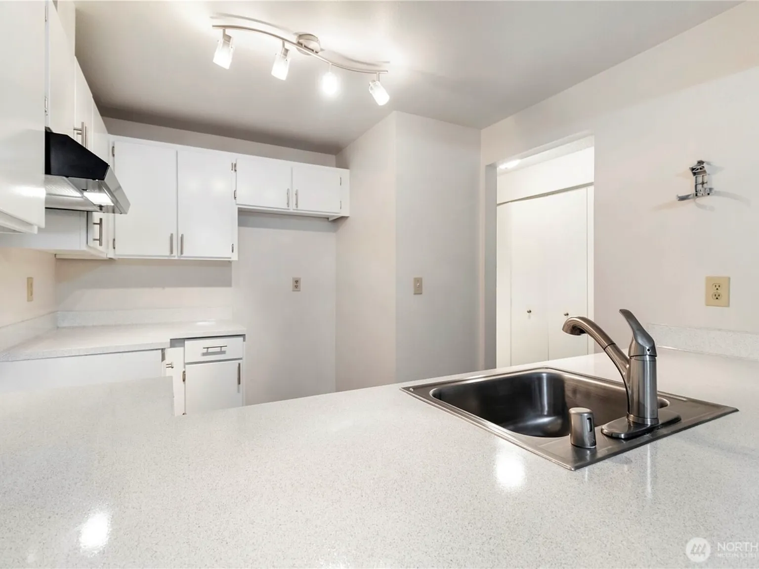 2 bed, 940 sqft, $1,795 — Photo 3