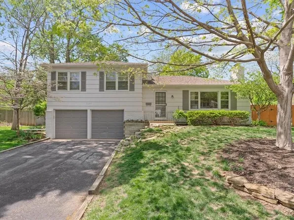 10210 Woodson Dr, Overland Park, KS 66207