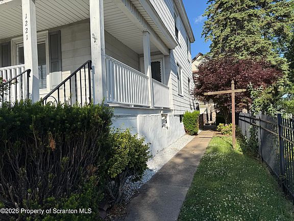 4th image of 1221 Snyder Ave