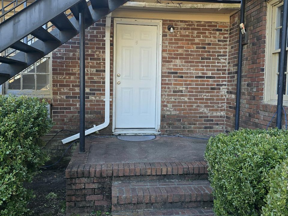 1st image of 836 Northside Dr E