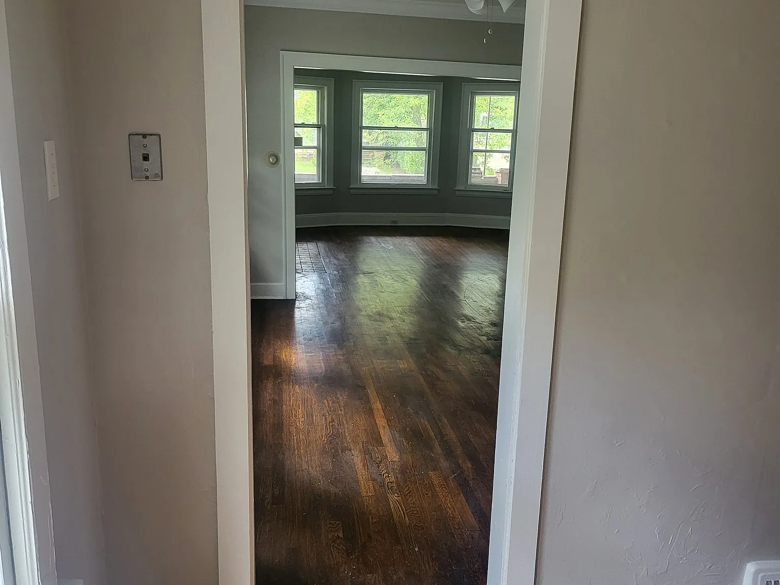 3 bed, 1.0 bath, 1308 sqft, $1,325 — Photo 2