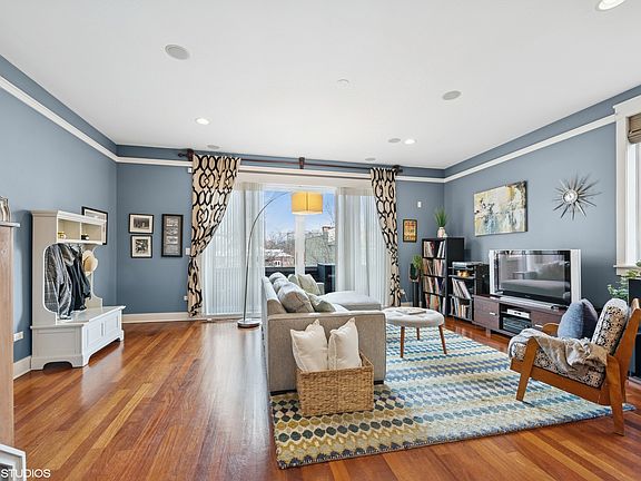 3rd image of 639 W Briar Pl APT 4E
