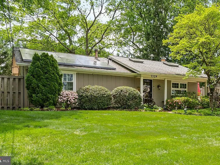 1329 Gresham Rd — Photo 2
