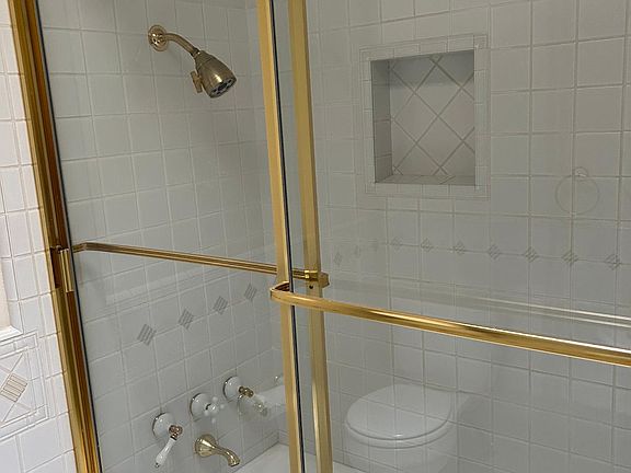 Guest bath shower/tub