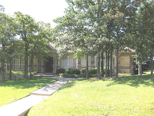 1st image of 3400 Oak Leaf Dr